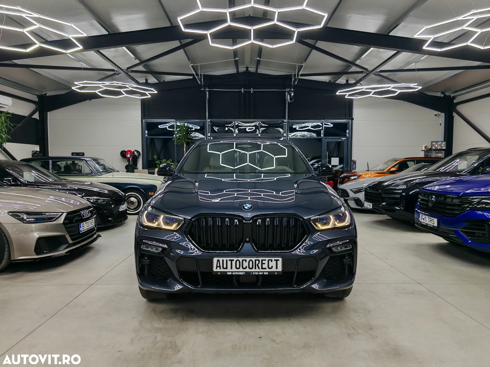 BMW X6 în showroom-ul SUN AUTOCORECT, printre mașini premium