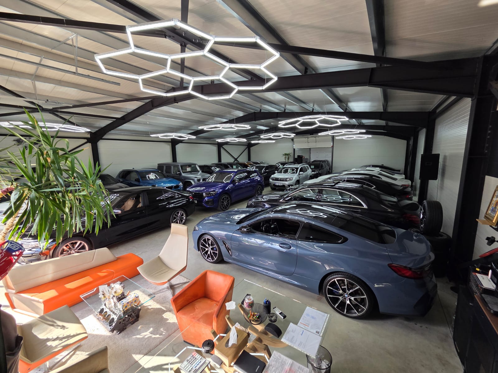 Interiorul showroom-ului SUN AUTOCORECT, cu mașini premium expuse